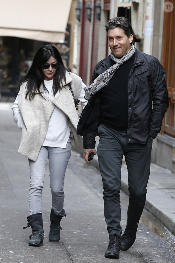 Shannen Doherty et son compagnon Chris Cortazzo en promenade à Paris, le 23 février 2015. Après un déjeuner au restaurant indien Kashmir (Saint-Germain), les amoureux ont rendu visite à Paul Watson sur le bateau Brigitte Bardot, actuellement sur la Seine.