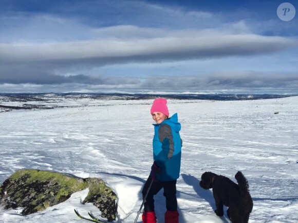 La princesse Ingrid Alexandra de Norvège, avec Milly Kakao, la chienne de la famille, profite des vacances d'hiver, en février 2015, pour se promener et s'amuser en pleine nature, honorant ainsi l'Année 2015 des loisirs de plein air promue par ses parents le prince Haakon et la princesse Mette-Marit.
