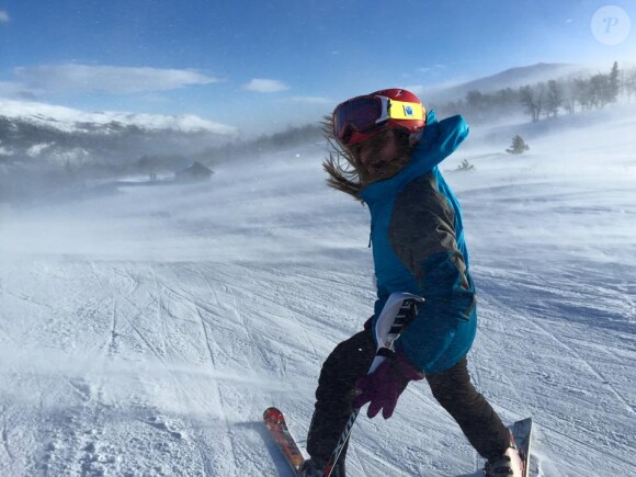 La princesse Ingrid Alexandra de Norvège, 11 ans, profite des vacances d'hiver, en février 2015, pour se promener et s'amuser en pleine nature, comme ici en mode slalom, honorant ainsi l'Année 2015 des loisirs de plein air promue par ses parents le prince Haakon et la princesse Mette-Marit.
