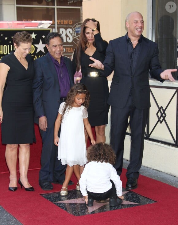 Vin Diesel, sa compagne Paloma Jimenez avec leurs enfants Hania Riley et Vincent lorsqu'il dévoile son étoile sur le Walk of Fame à Hollywood le 26 août 2013