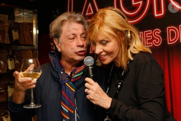 Hervé Villard et Chantal Ladesou - Chantal Ladesou aux platines du restaurant "la Gioia" à Paris le 25 février 2015.