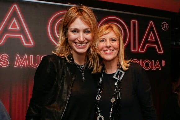 Pauline Lefèvre et Chantal Ladesou - Chantal Ladesou aux platines du restaurant "la Gioia" à Paris le 25 février 2015.