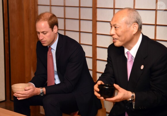 Le prince William lors de la cérémonie du thé avec le gouverneur de Tokyo dans le parc Hama Rikyu, en visite officielle au Japon, le 26 février 2015