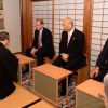 Le prince William lors de la cérémonie du thé avec le gouverneur de Tokyo dans le parc Hama Rikyu, en visite officielle au Japon, le 26 février 2015