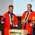  Le prince William lors du lancement de la campagne GREAT le 27 février 2015 à Tokyo, en visite au Japon, lors d'une cérémonie avec des tonneaux de saké. 