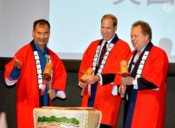 Le prince William lors du lancement de la campagne GREAT le 27 février 2015 à Tokyo, en visite au Japon, lors d'une cérémonie avec des tonneaux de saké.