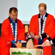  Le prince William lors du lancement de la campagne GREAT le 27 février 2015 à Tokyo, en visite au Japon, lors d'une cérémonie avec des tonneaux de saké. 