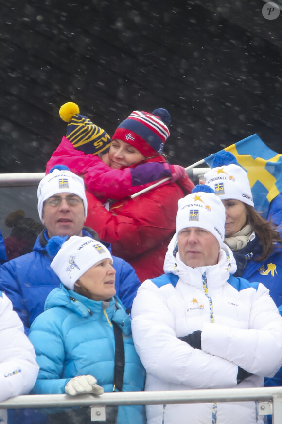 Estelle de Suède et princesse Mette-Marit de Norvège - La famille royale suédoise et la famille royale norvégienne assistent aux championnats du monde de ski nordique à Falun en Suède, le 27 février 2015.