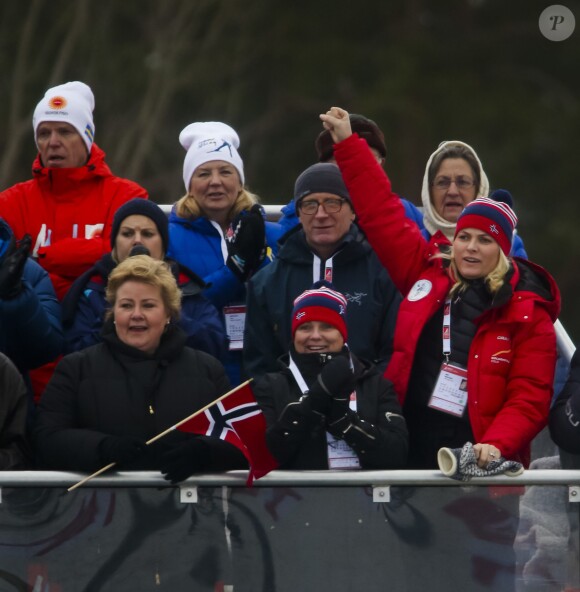 La famille royale suédoise et la famille royale norvégienne assistent aux championnats du monde de ski nordique à Falun en Suède, le 27 février 2015.