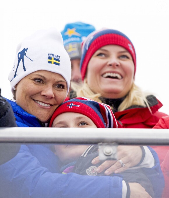 Victoria de Suède tient la princesse Ingrid Alexandra de Norvège, Mette-Marit de Norvège - La famille royale suédoise et la famille royale norvégienne assistent aux championnats du monde de ski nordique à Falun en Suède, le 27 février 2015.