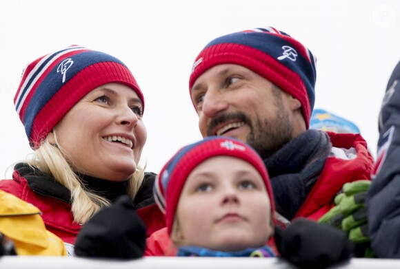 Mette-Marit de Norvège et prince Haakon - La famille royale suédoise et la famille royale norvégienne assistent aux championnats du monde de ski nordique à Falun en Suède, le 27 février 2015.