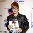  Justin Bieber pour la sortie de son livre "Justin Bieber : First Step 2 For Ever : My Story", le 31 octobre 2010 à Los Angeles. 
  
  