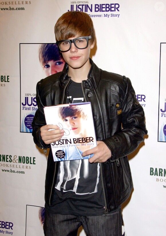 Justin Bieber pour la sortie de son livre "Justin Bieber : First Step 2 For Ever : My Story", le 31 octobre 2010 à Los Angeles.