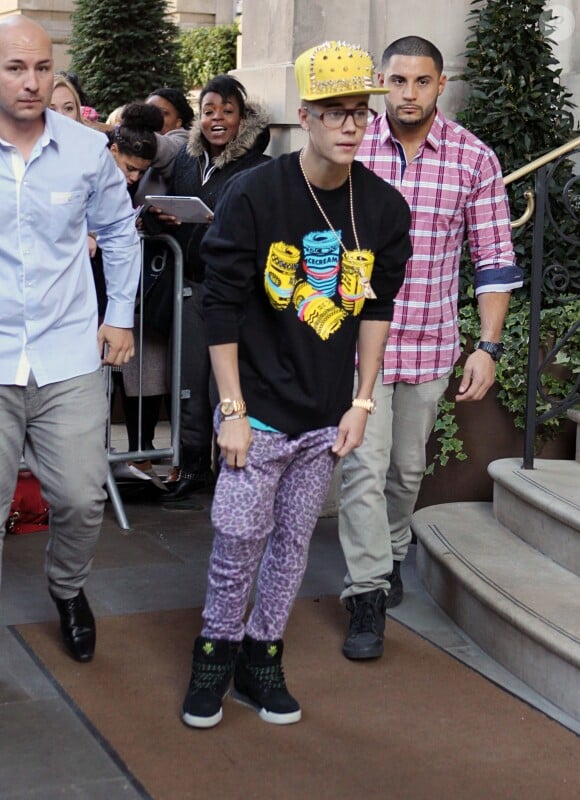 Justin Bieber quitte son hôtel à Londres Le 27 février 2013