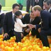 Le prince William lors d'une séance de jeu avec des enfants, en présence du Premier ministre nippon Shinzo Abe, le 28 février 2015 dans un centre de loisirs de Koriyama, lors de sa visite officielle au Japon.