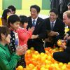 Le prince William lors d'une séance de jeu avec des enfants, en présence du Premier ministre nippon Shinzo Abe, le 28 février 2015 dans un centre de loisirs de Koriyama, lors de sa visite officielle au Japon.