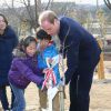 Le prince William plantant un arbre avec des enfants le 28 février 2015 dans un centre de loisirs de Koriyama, lors de sa visite officielle au Japon.