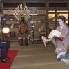 Le prince William a eu droit à une performance de geishas (et un cadeau de leur part pour le prince George) au siège de la chaîne NHK, à Tokyo, le 28 février 2015, lors de sa visite officielle au Japon.