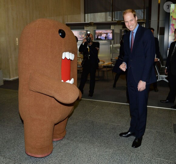 Le prince William a rencontré la mascotte Domo Kun au siège de la chaîne NHK, à Tokyo, le 28 février 2015, lors de sa visite officielle au Japon.