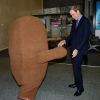 Le prince William a rencontré la mascotte Domo Kun au siège de la chaîne NHK, à Tokyo, le 28 février 2015, lors de sa visite officielle au Japon.