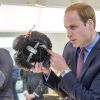 Le prince William a préféré voir l'ambassadeur Tim Hitchens essayer une perruqe traditionnelle plutôt que la mettre lui-même, au siège de la chaîne NHK, à Tokyo, le 28 février 2015, lors de sa visite officielle au Japon.