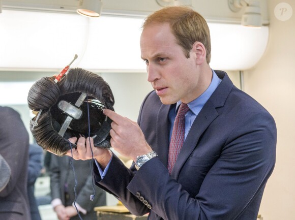 Le prince William a préféré voir l'ambassadeur Tim Hitchens essayer une perruqe traditionnelle plutôt que la mettre lui-même, au siège de la chaîne NHK, à Tokyo, le 28 février 2015, lors de sa visite officielle au Japon.