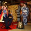 Le prince William devient un samouraï grâce aux équipes de la série historique Taiga lors de sa visite au siège de la chaîne NHK, à Tokyo, le 28 février 2015, lors de sa visite officielle au Japon.