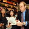 Le prince William à la librairie Tatsuya, à Tokyo, le 28 février 2015, pour la promotion de produits britanniques lors de sa visite officielle au Japon.