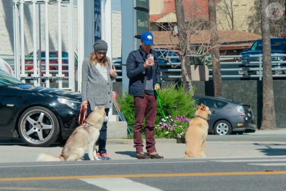 Chad Michael Murray et Sarah Roemer (enceinte) font une balade avec leurs deux chiens dans le quartier de Studio City, à Los Angeles le 3 mars 2015. Le couple attendrait un petit garçon.