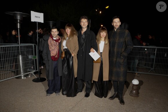 Alexis Mabille, Aurélie Saada, Simon Buret, Sylvie Hoarau et Olivier Coursier arrivent au Grand Palais pour assister au défilé H&M Studio automne-hiver 2015-2016. Paris, le 4 mars 2015.