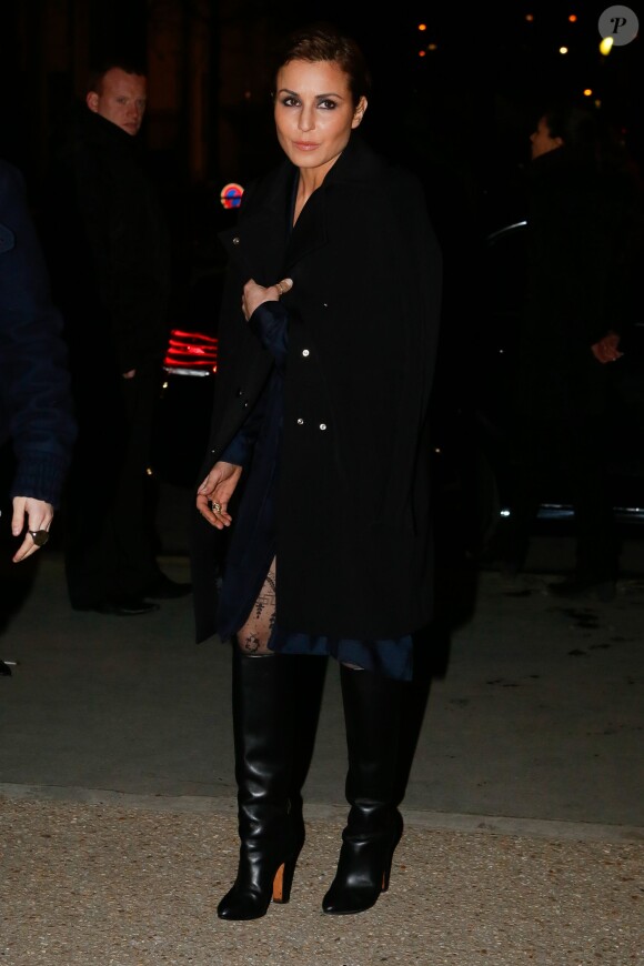 Noomi Rapace arrive au Grand Palais pour assister au défilé H&M Studio automne-hiver 2015-2016. Paris, le 4 mars 2015.