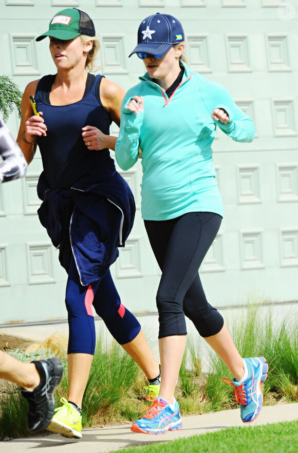 Reese Witherspoon fait un jogging avec une amie à Santa Monica, le 28 février 2015 