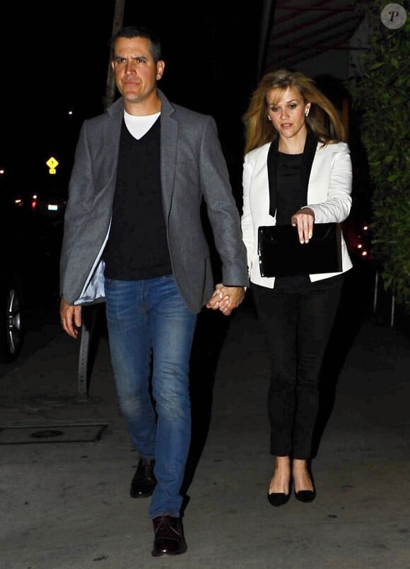 Reese Witherspoon et son mari se promènent, main dans la main, dans les rues de Los Angeles, le 27 février 2015  