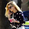 Exclusif - Reese Witherspoon achète un "Frozen yogurt" à Santa Monica, le 24 février 2015.  