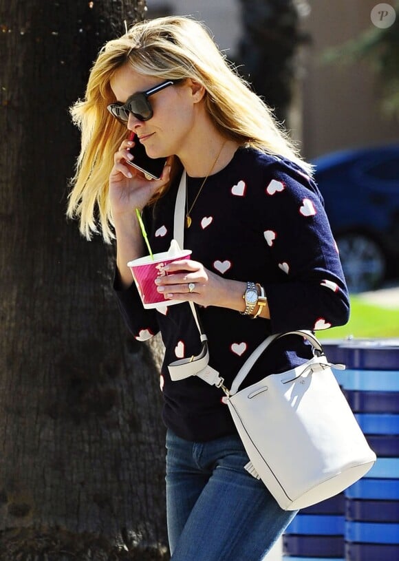 Exclusif - Reese Witherspoon achète un "Frozen yogurt" à Santa Monica, le 24 février 2015.  