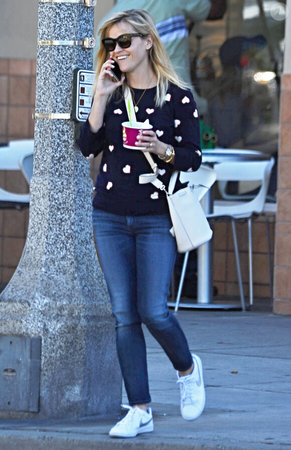 Exclusif - Reese Witherspoon achète un "Frozen yogurt" à Santa Monica, le 24 février 2015. 