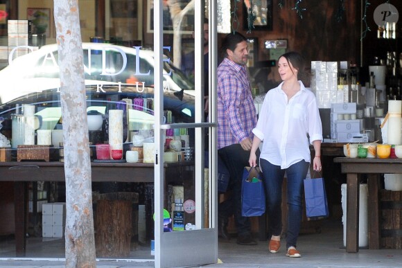 Exclusive - Jennifer Love Hewitt enceinte fait du shopping à Ron Herman, elle achète des bougies a Candle Delirium le 4 mars 2015. 