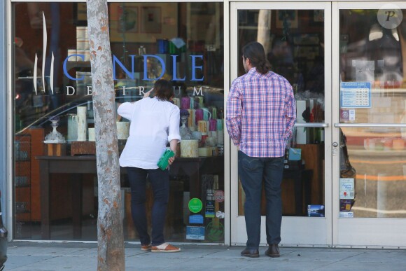Exclusive - Jennifer Love Hewitt enceinte fait du shopping à Ron Herman, elle achète des bougies a Candle Delirium dans le quartier de West Hollywood le 4 mars 2015. 