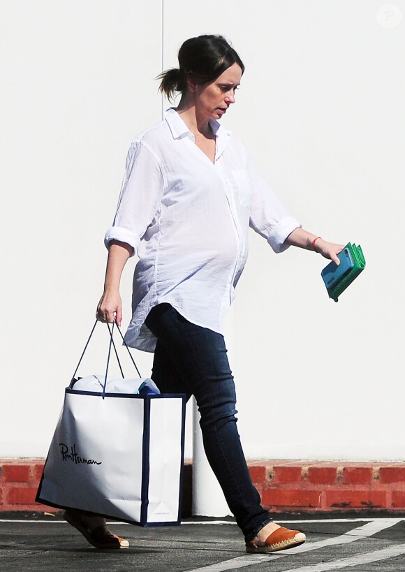 Exclusive - Jennifer Love Hewitt enceinte fait du shopping à Ron Herman, elle achète des bougies a Candle Delirium dans le quartier de West Hollywood le 4 mars 2015. 