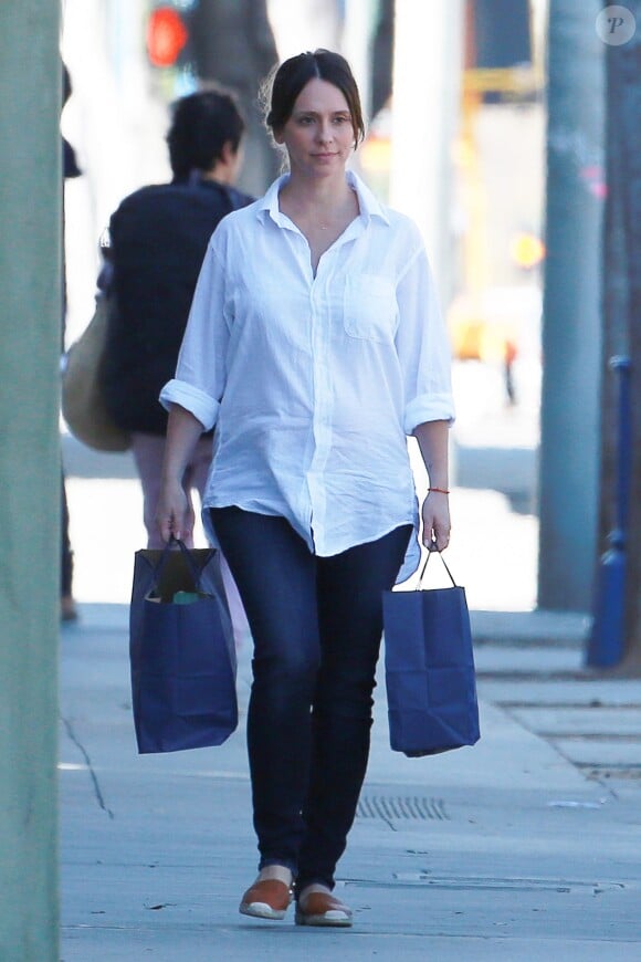 Exclusive - L'actrice Jennifer Love Hewitt enceinte fait du shopping à Ron Herman, elle achète des bougies a Candle Delirium dans le quartier de West Hollywood le 4 mars 2015. 