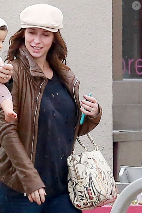 Jennifer Love Hewitt enceinte en compagnie de son mari Brian Hallisay et leur fille Autumn, le 13 janvier 2015 
