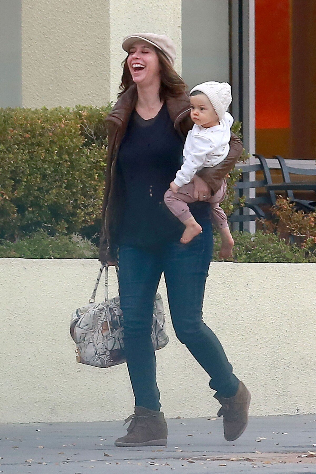 Photo : Jennifer Love Hewitt enceinte avec son mari Brian Hallisay et leur  fille Autumn, le 13 janvier 2015 - Purepeople