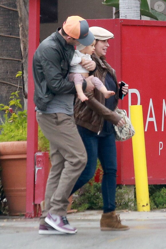 Jennifer Love Hewitt enceinte avec son mari Brian Hallisay et leur fille Autumn, le 13 janvier 2015 