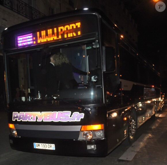 Le bus qui conduisait les invités d'Alexander Wang à l'after-party Balenciaga, à Paris le 6 mars 2015.