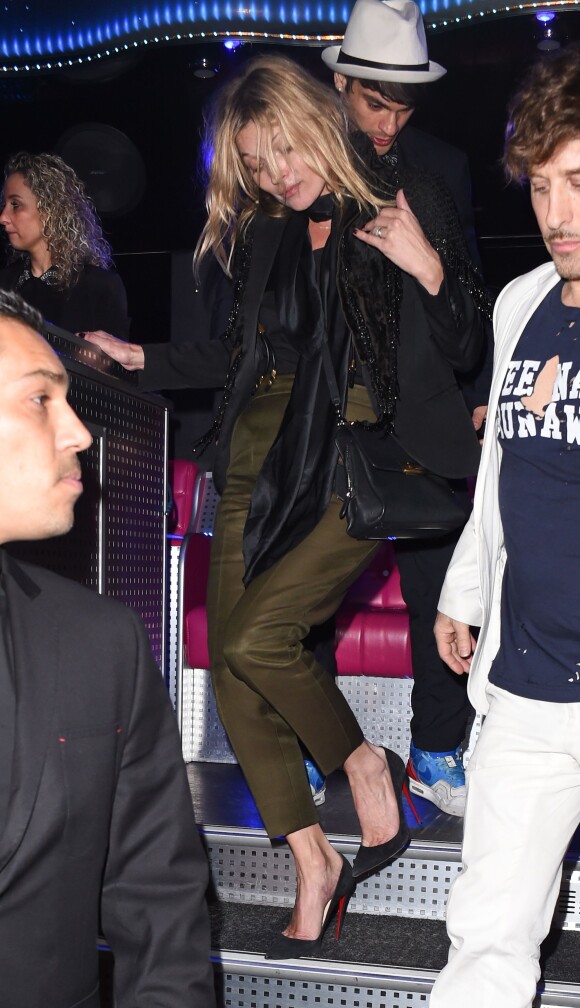 Kate Moss à l'after-party Balenciaga à bord d'un bus, à Paris le 7 mars 2015.