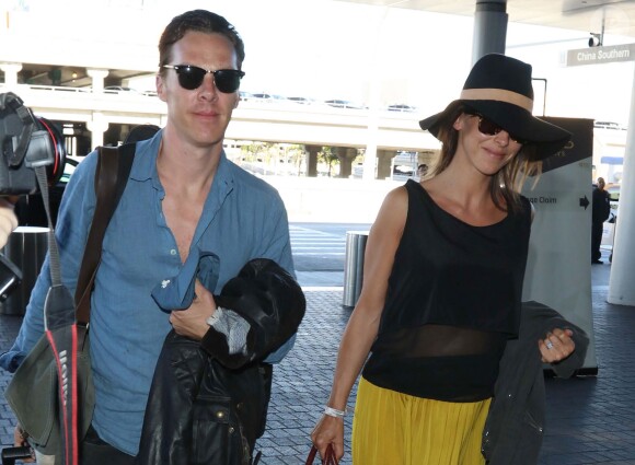 Benedict Cumberbatch et Sophie Hunter, enceinte, de retour de lune de miel à Bora-Bora. Le 6 mars 2015 à l'aéroport de Los Angeles.