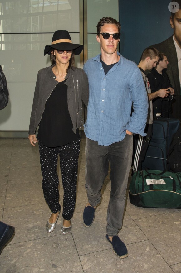 Benedict Cumberbatch et Sophie Hunter, enceinte, de retour de lune de miel à Bora-Bora. Le 7 mars 2015 à l'aéroport de Londres.