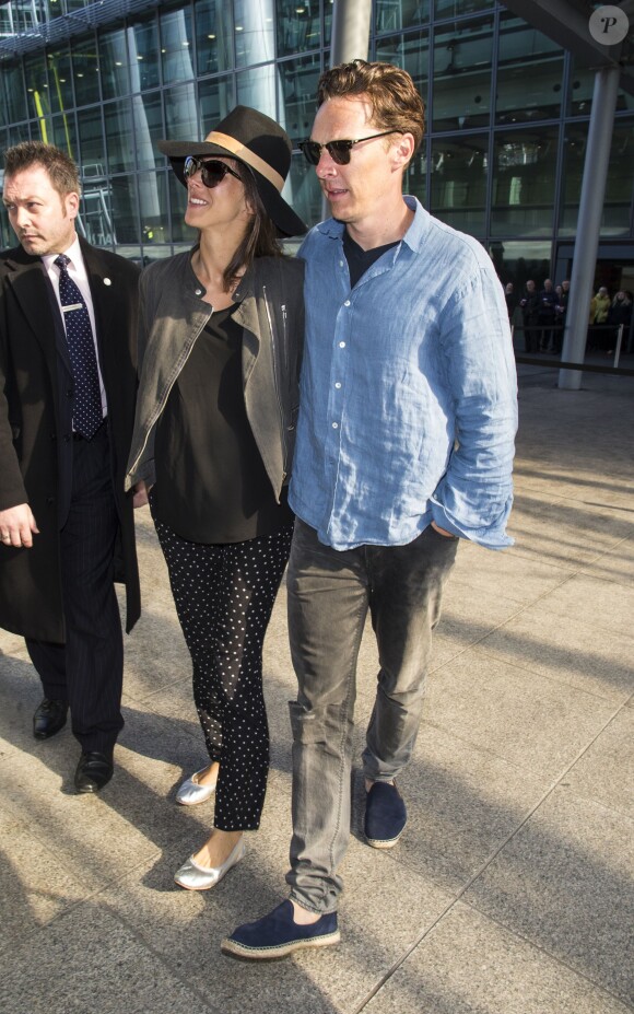 Benedict Cumberbatch et Sophie Hunter, enceinte, de retour de lune de miel à Bora-Bora. Le 7 mars 2015 à l'aéroport de Londres.
