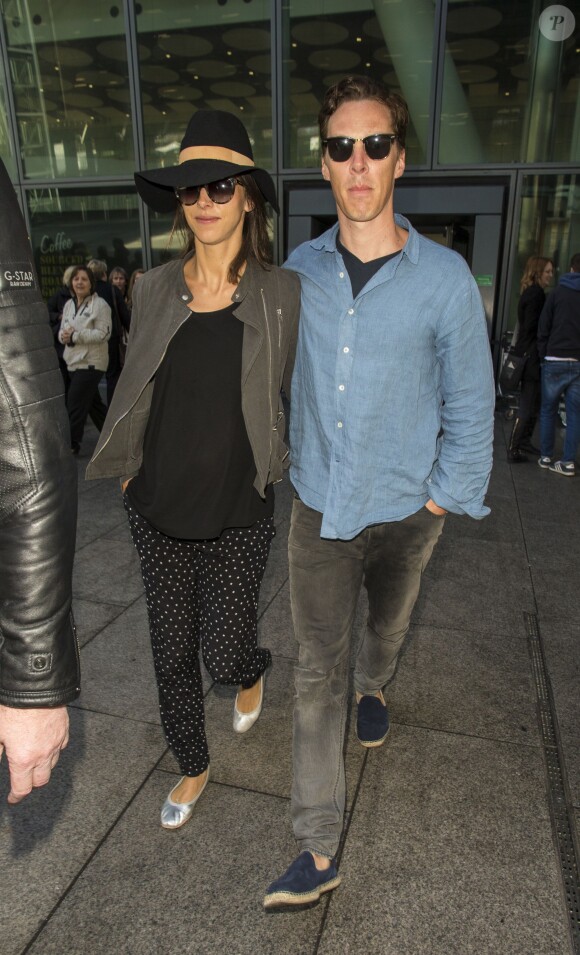 Benedict Cumberbatch et Sophie Hunter, enceinte, de retour de lune de miel à Bora-Bora. Le 7 mars 2015 à l'aéroport de Londres.