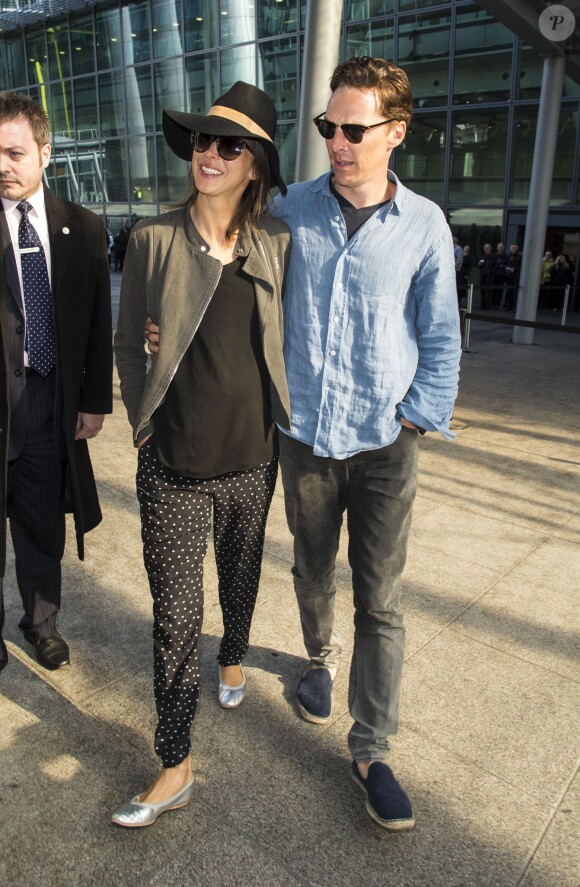 Benedict Cumberbatch et Sophie Hunter, enceinte, de retour de lune de miel à Bora-Bora. Le 7 mars 2015 à l'aéroport de Londres.